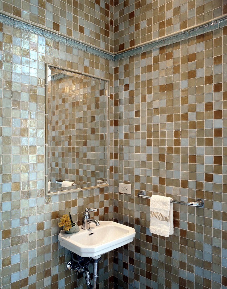 Esempio di una piccola stanza da bagno con doccia boho chic con piastrelle di vetro, lavabo sospeso, WC a due pezzi, piastrelle multicolore e pareti multicolore