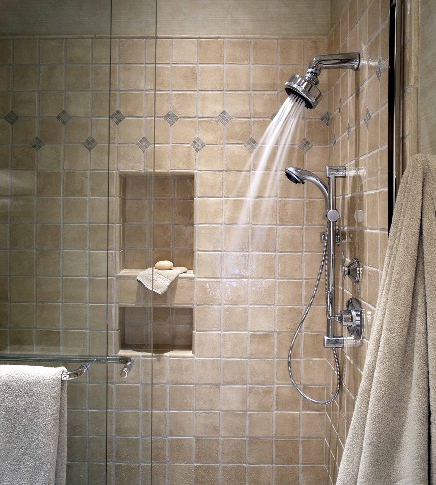アトランタにある中くらいなトラディショナルスタイルのおしゃれな浴室 (アルコーブ型シャワー、ベージュのタイル、セラミックタイル) の写真