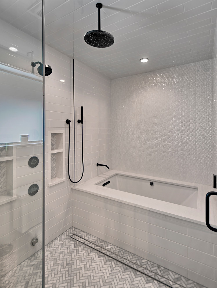 Foto på ett stort lantligt vit en-suite badrum, med ett undermonterat badkar, våtrum, vit kakel, porslinskakel, vita väggar, klinkergolv i porslin, ett undermonterad handfat, bänkskiva i kvartsit, flerfärgat golv och dusch med gångjärnsdörr