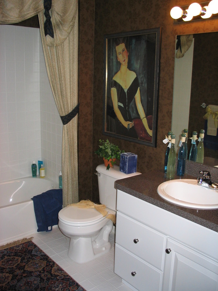 Bathroom - traditional bathroom idea in Detroit
