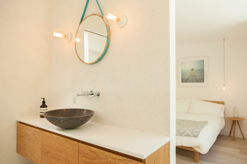 Modelo de cuarto de baño principal nórdico pequeño con armarios con paneles lisos, puertas de armario de madera oscura, encimera de cuarcita y ducha a ras de suelo