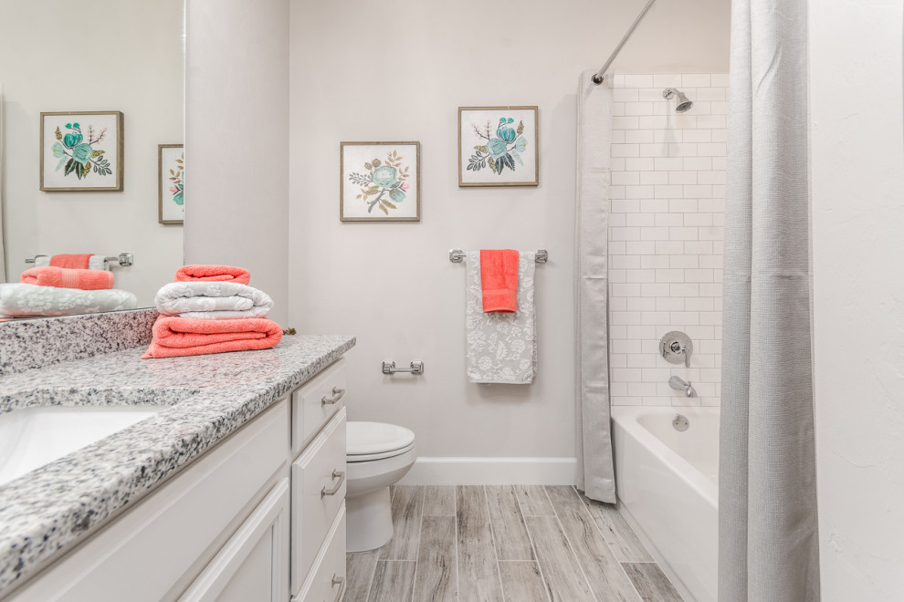 Esempio di una stanza da bagno per bambini con ante bianche, pavimento con piastrelle in ceramica, pavimento multicolore, un lavabo e mobile bagno incassato