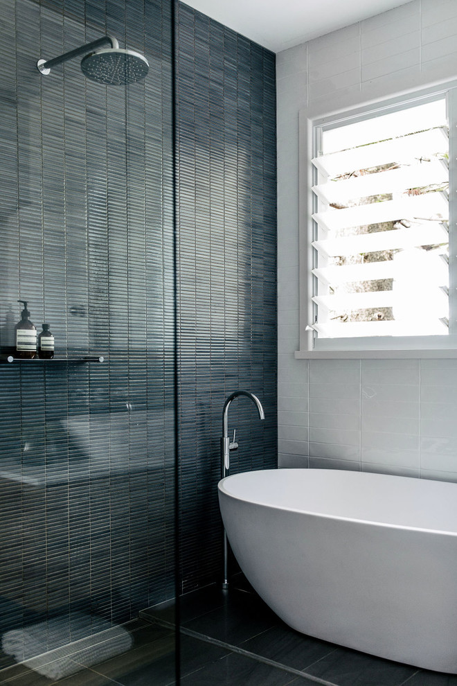 Пример оригинального дизайна: ванная комната в современном стиле с отдельно стоящей ванной, душем без бортиков, синей плиткой, плиткой мозаикой, белыми стенами, серым полом и открытым душем