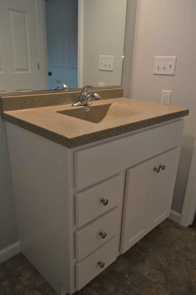 Esempio di una stanza da bagno con doccia contemporanea di medie dimensioni con ante in stile shaker, ante bianche, lavabo integrato, top beige e top in marmo