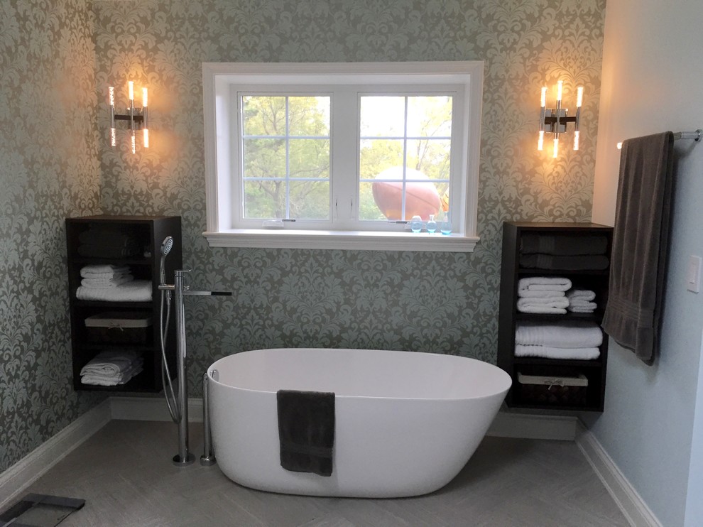 Imagen de cuarto de baño principal clásico renovado de tamaño medio con bañera exenta, paredes azules, suelo de baldosas de porcelana y suelo gris