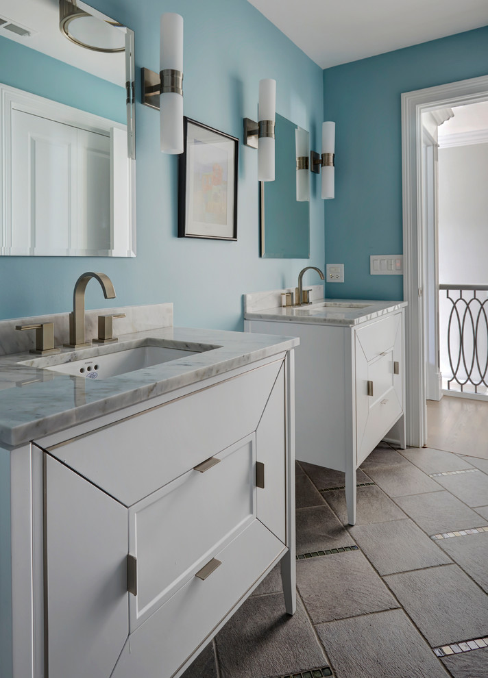 Стильный дизайн: ванная комната в стиле неоклассика (современная классика) с белыми фасадами, синими стенами, врезной раковиной, серым полом, серой столешницей, зеркалом с подсветкой и плоскими фасадами - последний тренд