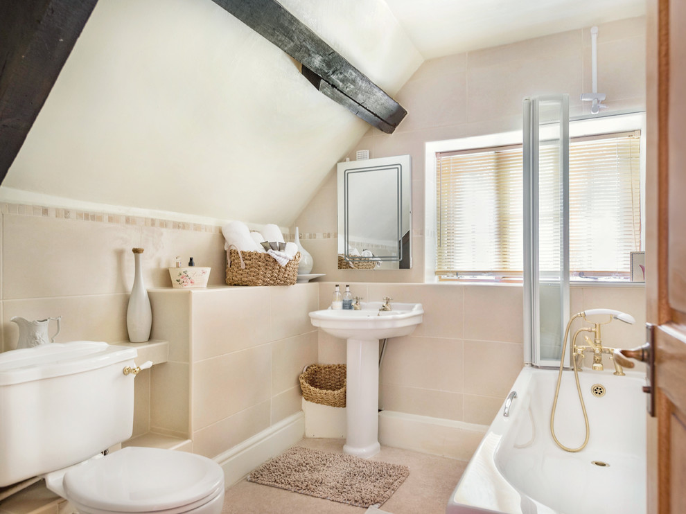 Immagine di una piccola stanza da bagno country con vasca ad angolo, WC a due pezzi, piastrelle beige, pareti bianche, lavabo a consolle, pavimento beige e doccia aperta