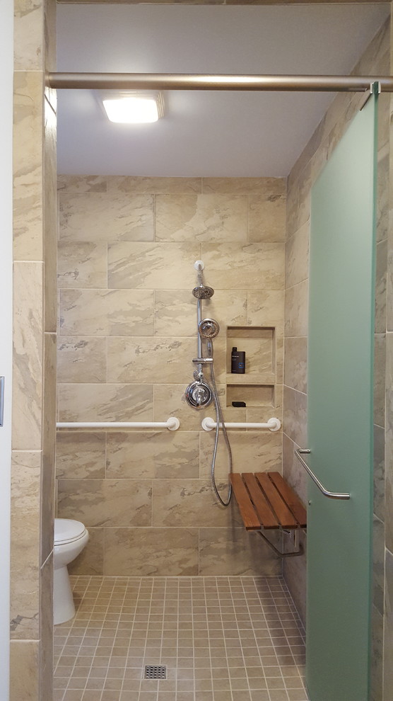 Immagine di una piccola stanza da bagno padronale design con doccia a filo pavimento, WC monopezzo, piastrelle beige, piastrelle in ceramica, pareti beige, pavimento con piastrelle in ceramica e lavabo a colonna