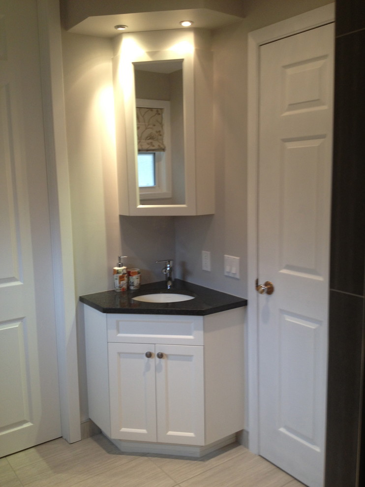 Example of a small transitional master gray tile and porcelain tile porcelain tile doorless shower design in Montreal with an undermount sink, shaker cabinets, white cabinets, quartz countertops, a two-piece toilet and gray walls