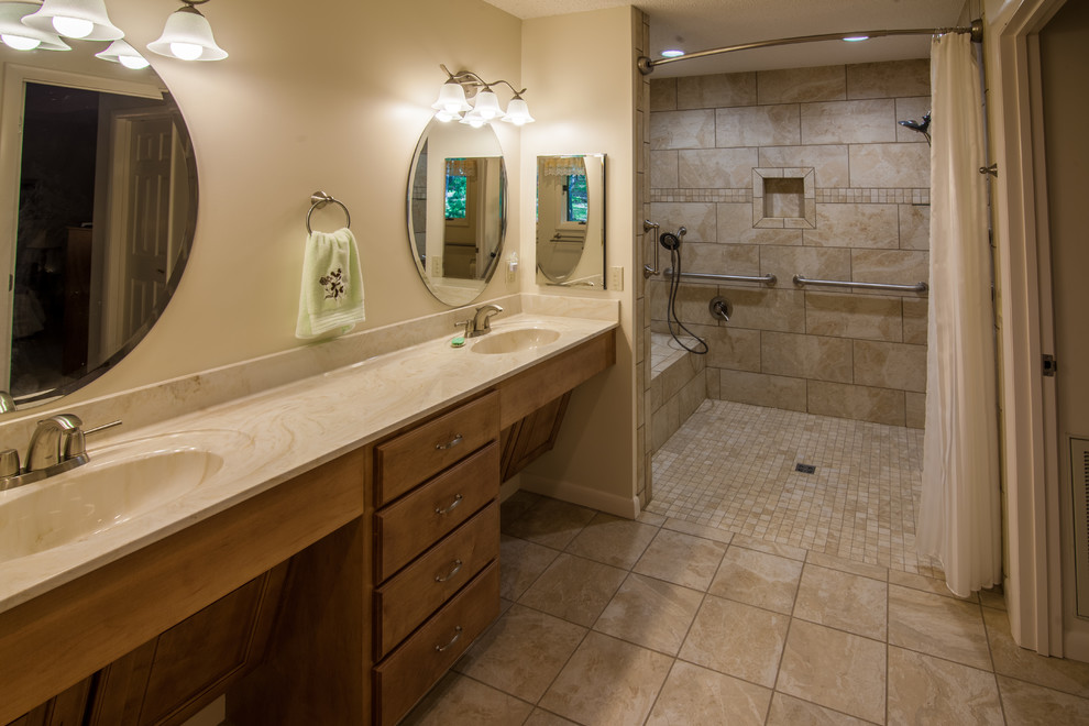Foto de cuarto de baño principal tradicional con puertas de armario de madera oscura, ducha a ras de suelo, paredes beige, suelo de baldosas de cerámica y lavabo integrado