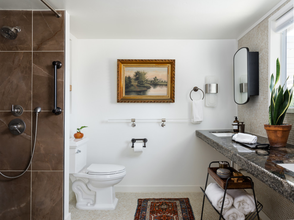 На фото: главная ванная комната среднего размера в стиле неоклассика (современная классика) с черными фасадами, открытым душем, раздельным унитазом, коричневой плиткой, керамической плиткой, белыми стенами, полом из керамической плитки, врезной раковиной, столешницей из гранита, бежевым полом, шторкой для ванной, черной столешницей, нишей, тумбой под две раковины и подвесной тумбой