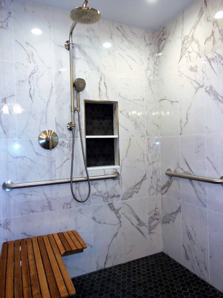 На фото: ванная комната с душем без бортиков, керамогранитной плиткой, полом из керамогранита, черным полом и открытым душем с