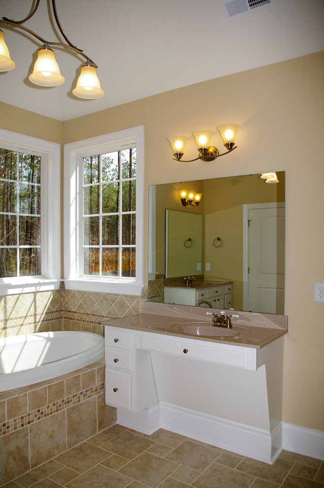 Стильный дизайн: большая главная ванная комната в классическом стиле с угловой ванной, открытым душем, унитазом-моноблоком, бежевой плиткой, керамической плиткой, бежевыми стенами и полом из керамической плитки - последний тренд