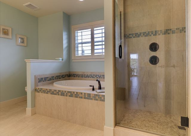 Идея дизайна: главная ванная комната среднего размера в морском стиле с фасадами в стиле шейкер, бежевыми фасадами, ванной в нише, душем в нише, раздельным унитазом, бежевой плиткой, синей плиткой, плиткой мозаикой, синими стенами, полом из керамической плитки, врезной раковиной, столешницей из гранита и бежевым полом