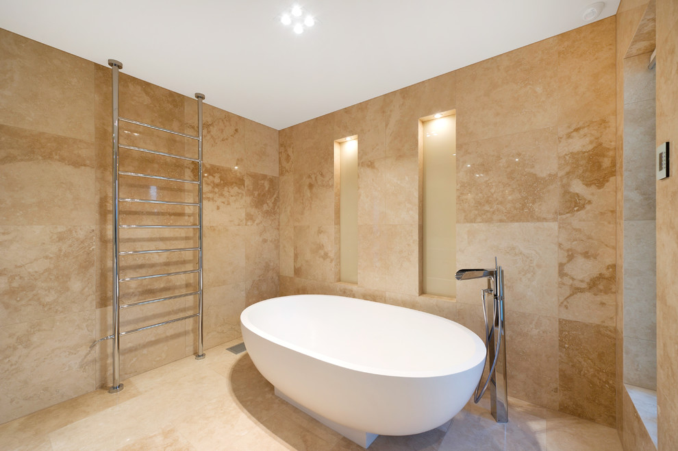 На фото: ванная комната в современном стиле с отдельно стоящей ванной