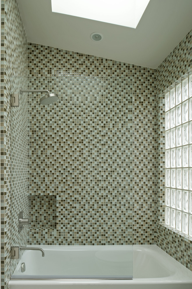 Diseño de cuarto de baño moderno con baldosas y/o azulejos en mosaico