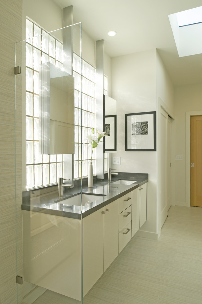Свежая идея для дизайна: ванная комната в стиле модернизм с врезной раковиной - отличное фото интерьера