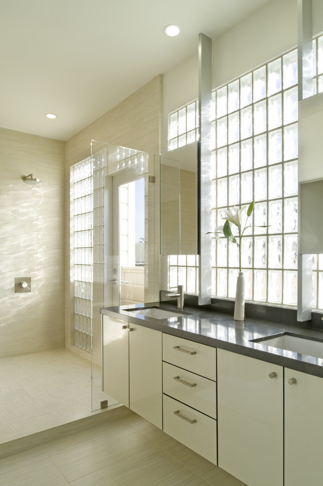 Ejemplo de cuarto de baño rectangular minimalista con ducha abierta y ducha abierta