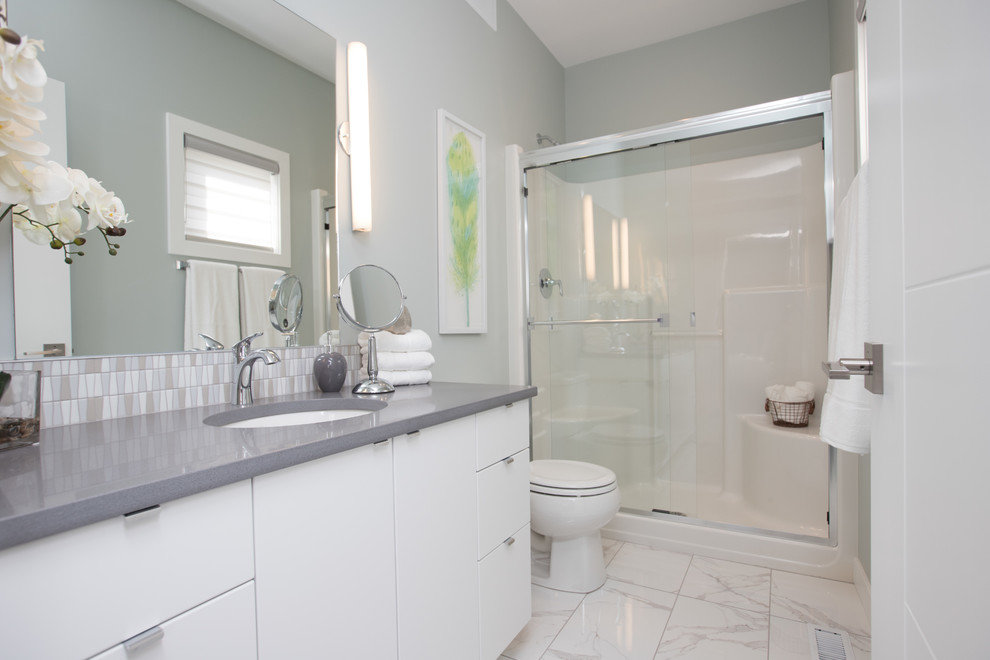 Inspiration för ett mellanstort funkis badrum med dusch, med släta luckor, vita skåp, en dusch i en alkov, vit kakel, grå väggar, marmorgolv, ett undermonterad handfat, bänkskiva i akrylsten, vitt golv och dusch med skjutdörr