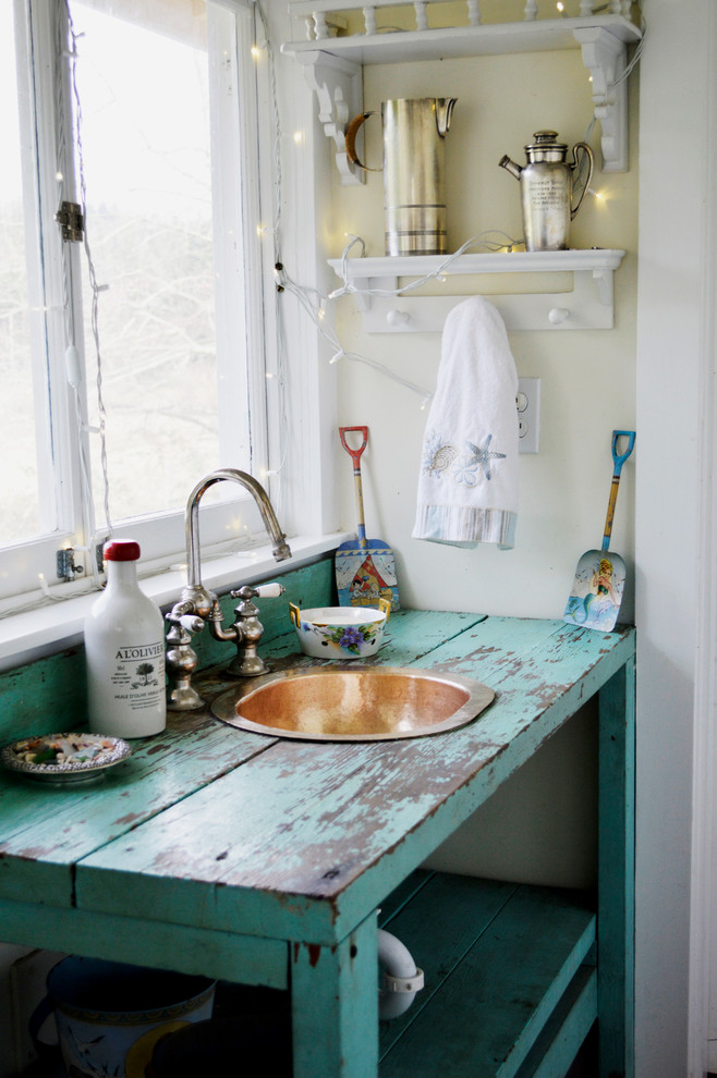 Foto di una stanza da bagno padronale country di medie dimensioni con consolle stile comò, ante blu, piastrelle bianche, pavimento in marmo, top in legno, pareti gialle e lavabo da incasso