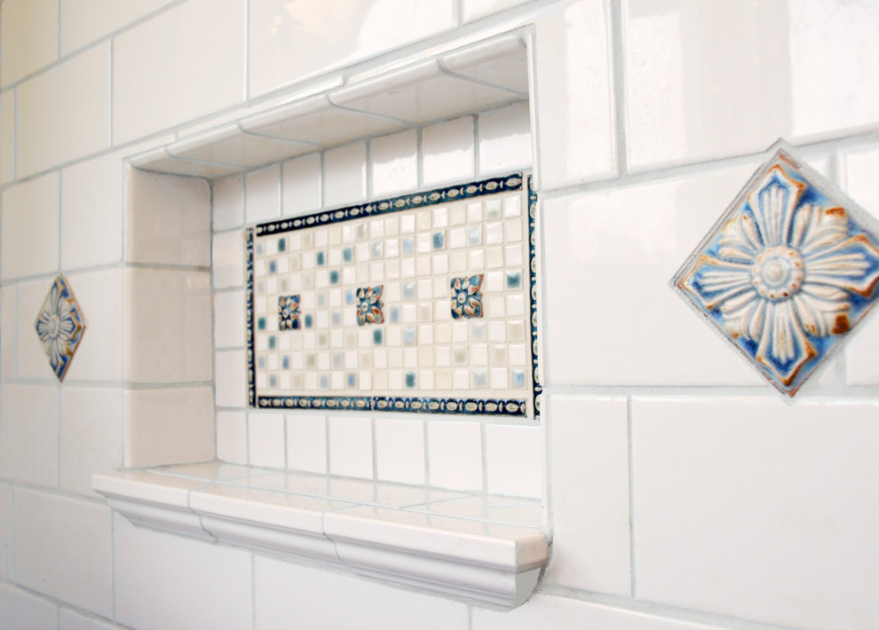 Imagen de cuarto de baño principal marinero de tamaño medio con ducha abierta, baldosas y/o azulejos blancos y baldosas y/o azulejos de cerámica