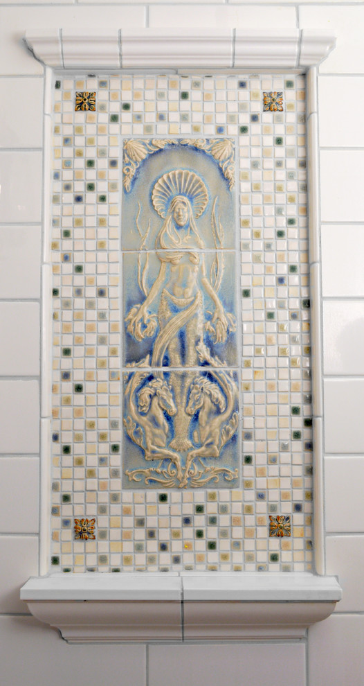 Immagine di una stanza da bagno padronale costiera di medie dimensioni con consolle stile comò, ante blu, doccia aperta, piastrelle bianche, piastrelle in ceramica e lavabo a colonna