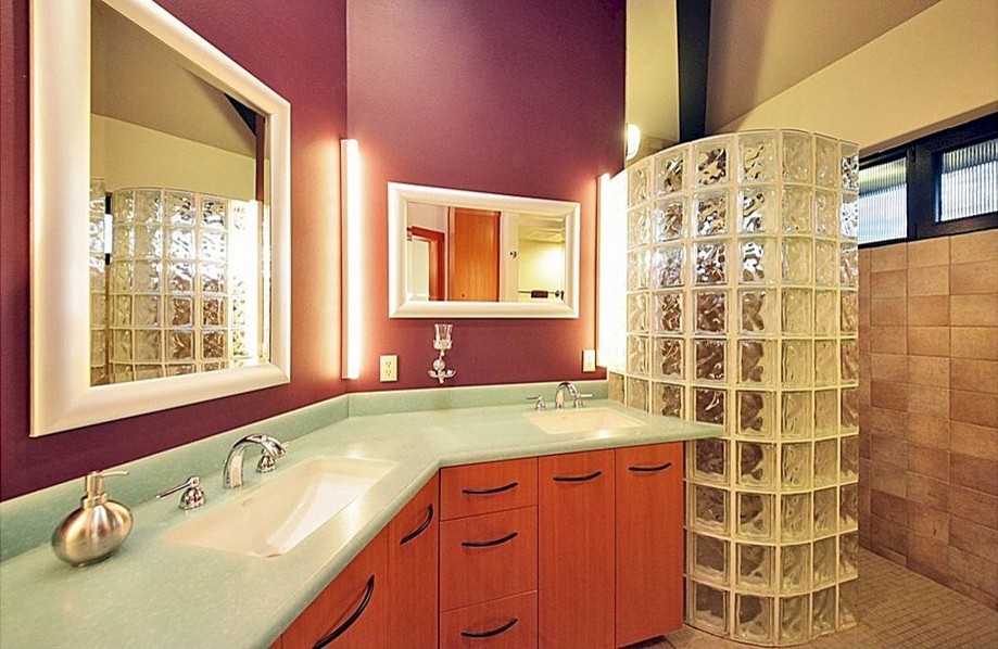 На фото: главная ванная комната среднего размера в стиле лофт с плоскими фасадами, светлыми деревянными фасадами, открытым душем, стеклянной плиткой, бежевыми стенами, полом из галечной плитки, врезной раковиной и столешницей из талькохлорита
