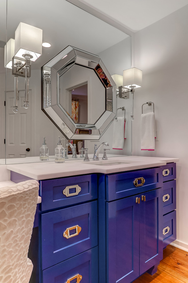 Modern inredning av ett stort en-suite badrum, med blå skåp, ett fristående badkar, en hörndusch, grå kakel, marmorkakel, vita väggar, ljust trägolv, ett nedsänkt handfat, marmorbänkskiva, brunt golv och dusch med gångjärnsdörr