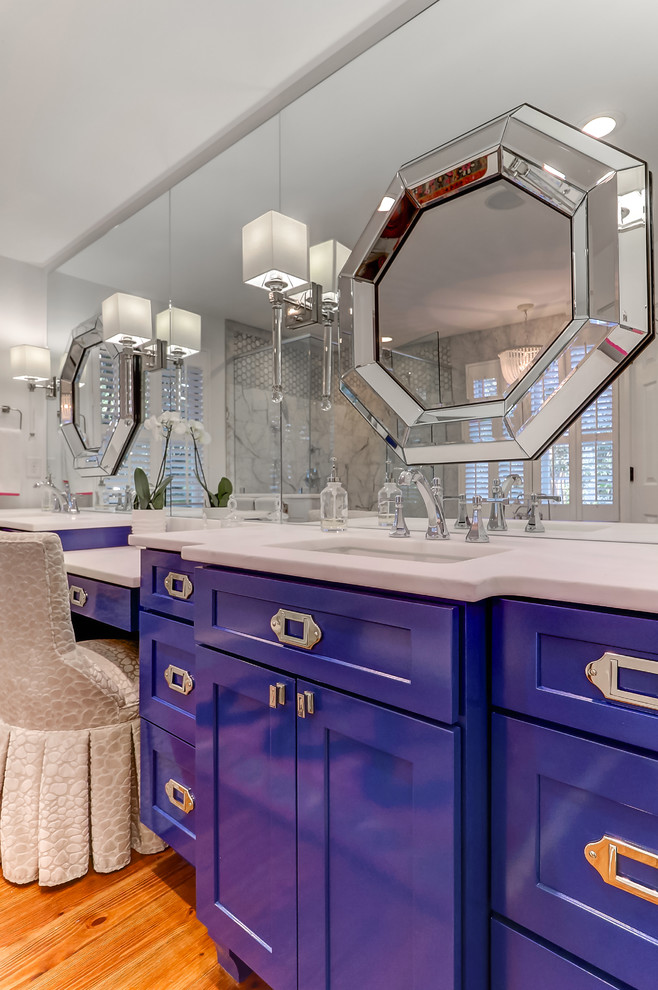 На фото: большая главная ванная комната в современном стиле с синими фасадами, отдельно стоящей ванной, угловым душем, серой плиткой, мраморной плиткой, белыми стенами, светлым паркетным полом, накладной раковиной, мраморной столешницей, коричневым полом и душем с распашными дверями