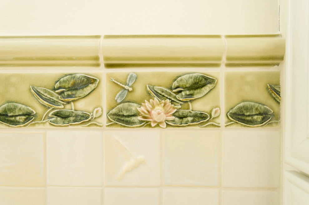 Источник вдохновения для домашнего уюта: ванная комната среднего размера в классическом стиле с врезной раковиной, зеленой плиткой, керамической плиткой и полом из керамической плитки