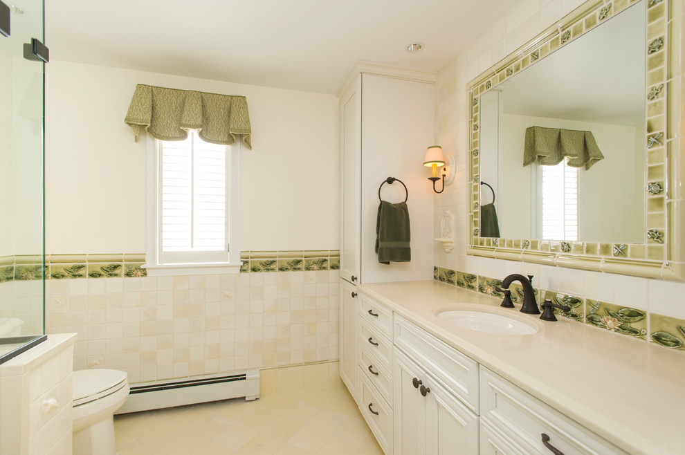 Cette photo montre une salle de bain chic de taille moyenne avec un lavabo encastré, un carrelage vert, des carreaux de céramique et un sol en carrelage de céramique.
