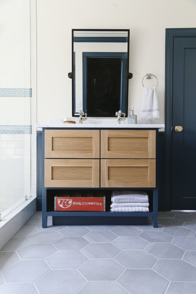 Exempel på ett mellanstort modernt vit vitt badrum med dusch, med skåp i shakerstil, skåp i mörkt trä, en hörndusch, vit kakel, tunnelbanekakel, vita väggar, ett undermonterad handfat, bänkskiva i kvarts och grått golv