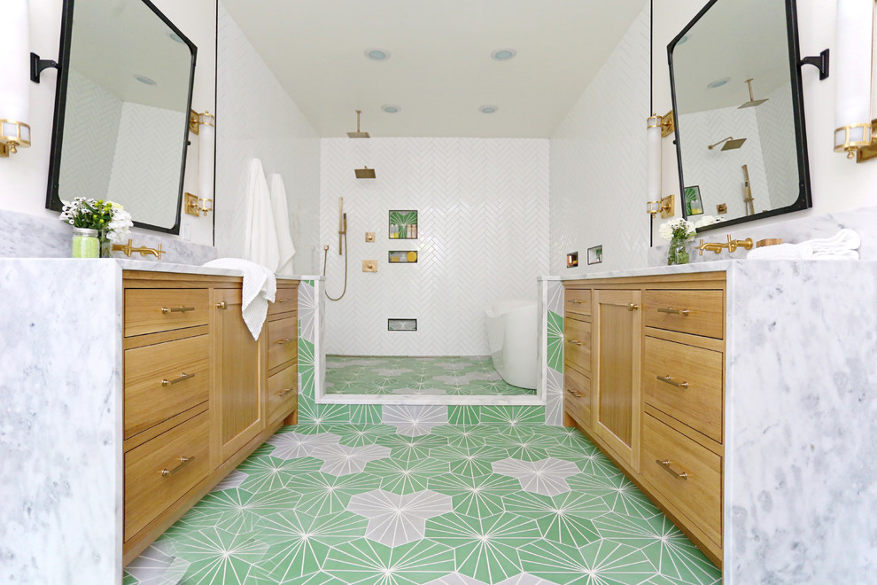他の地域にあるトランジショナルスタイルのおしゃれなマスターバスルーム (シェーカースタイル扉のキャビネット、淡色木目調キャビネット、置き型浴槽、洗い場付きシャワー、白いタイル、緑の床、オープンシャワー、グレーの洗面カウンター) の写真