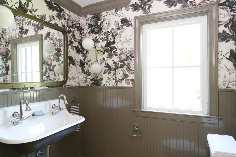 Idee per una piccola stanza da bagno con doccia tradizionale con pareti multicolore, pavimento in legno massello medio, lavabo sospeso e pavimento marrone