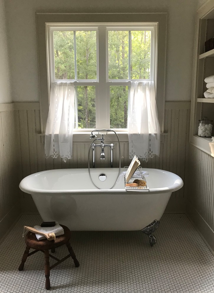 Inredning av ett lantligt en-suite badrum, med ett badkar med tassar, vitt golv och klinkergolv i porslin