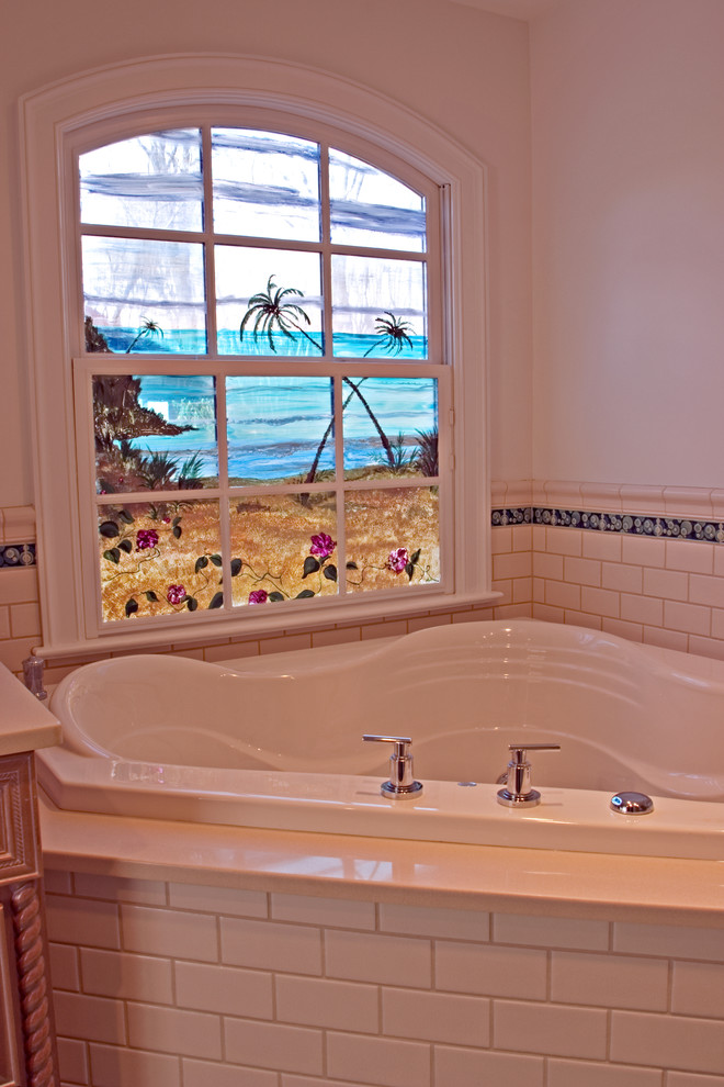 Пример оригинального дизайна: главная ванная комната среднего размера в морском стиле с врезной раковиной, столешницей из искусственного кварца, угловой ванной, душем в нише, раздельным унитазом, бежевой плиткой, керамической плиткой, белыми стенами и полом из керамогранита