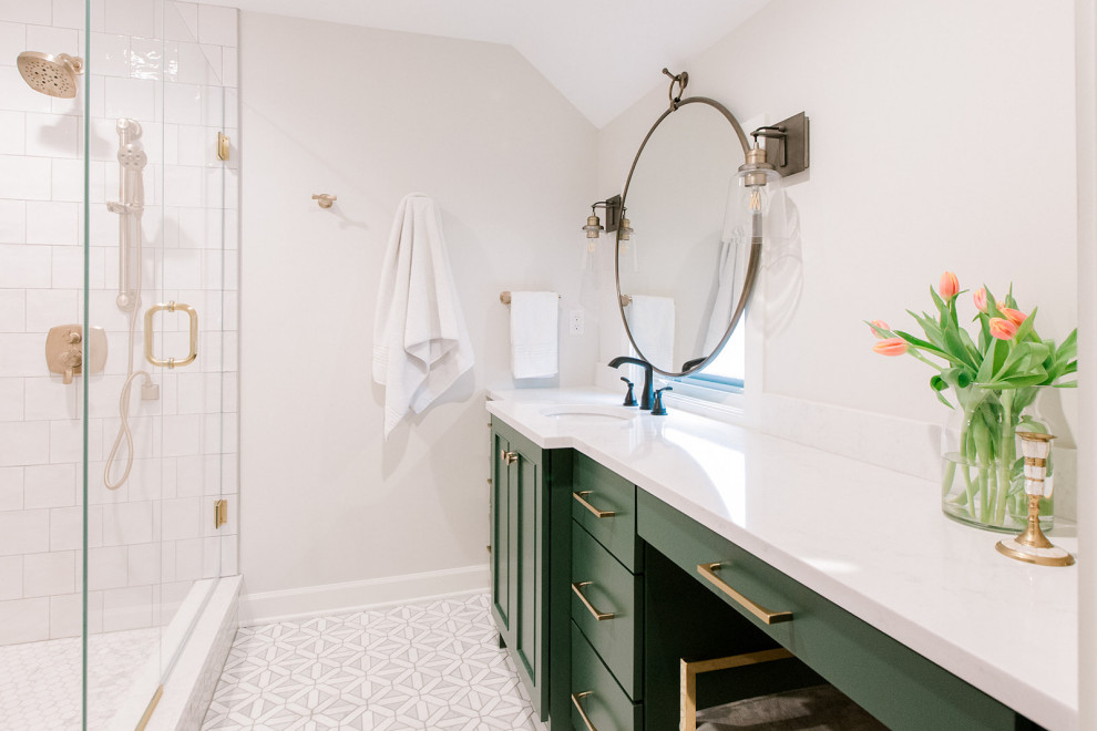 Inspiration för mellanstora klassiska vitt en-suite badrum, med skåp i shakerstil, gröna skåp, ett badkar i en alkov, vit kakel, porslinskakel, grå väggar, klinkergolv i porslin, ett undermonterad handfat, bänkskiva i kvarts, vitt golv och dusch med gångjärnsdörr