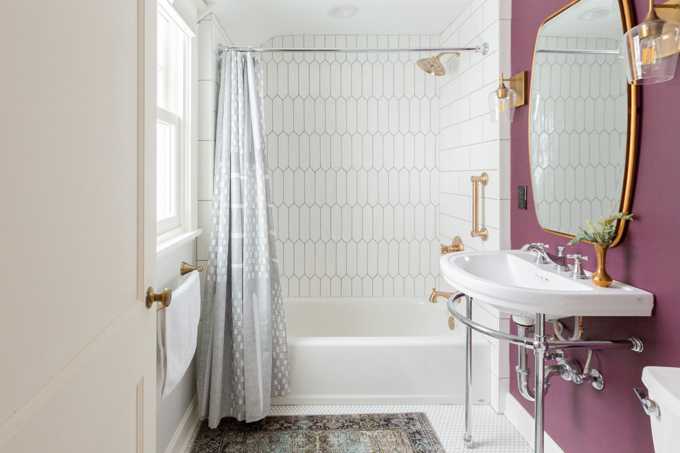Inspiration för ett mellanstort vintage badrum, med ett badkar i en alkov, vit kakel, porslinskakel, klinkergolv i porslin, ett konsol handfat, vitt golv och dusch med duschdraperi