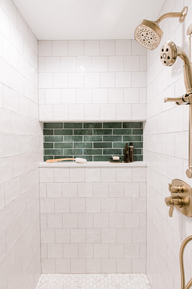 Пример оригинального дизайна: главная ванная комната среднего размера в стиле неоклассика (современная классика) с фасадами в стиле шейкер, зелеными фасадами, ванной в нише, белой плиткой, керамогранитной плиткой, серыми стенами, полом из керамогранита, врезной раковиной, столешницей из искусственного кварца, белым полом, душем с распашными дверями и белой столешницей