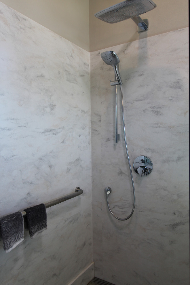 Idéer för att renovera ett mellanstort 60 tals vit vitt en-suite badrum, med släta luckor, bruna skåp, ett fristående badkar, en dusch i en alkov, en toalettstol med hel cisternkåpa, grå väggar, betonggolv, ett undermonterad handfat, bänkskiva i akrylsten, grått golv och med dusch som är öppen