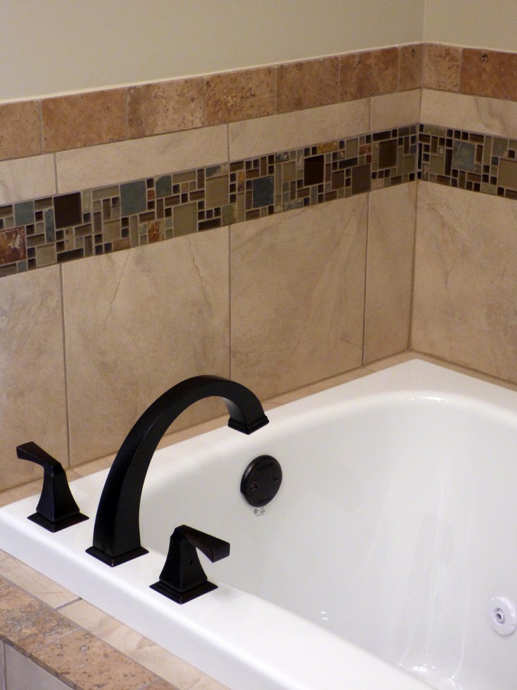 Свежая идея для дизайна: главная ванная комната среднего размера в стиле кантри с гидромассажной ванной, угловым душем, бежевой плиткой, коричневой плиткой, керамической плиткой, бежевыми стенами и полом из керамической плитки - отличное фото интерьера