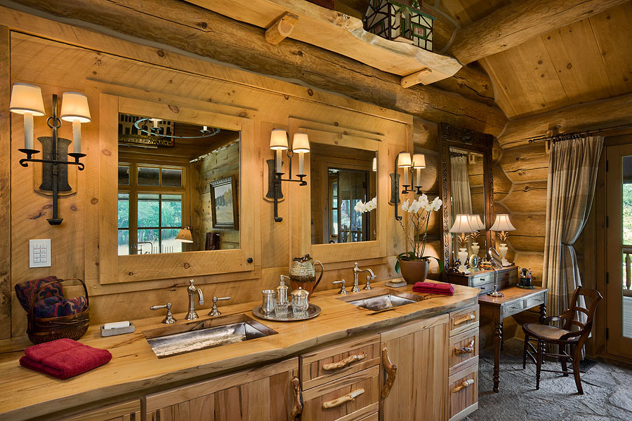 Immagine di un'ampia stanza da bagno padronale rustica con ante in legno chiaro, top in legno e pareti marroni