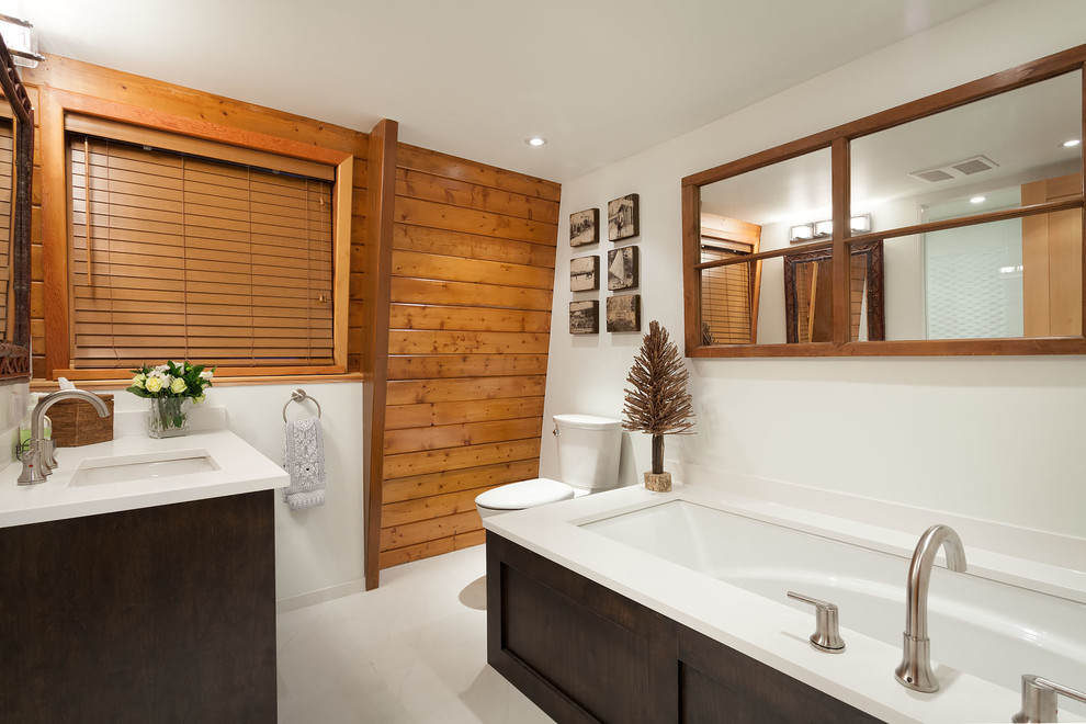 Aménagement d'une petite salle de bain principale classique avec un placard à porte shaker et des portes de placard blanches.