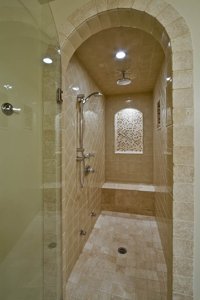 Modelo de cuarto de baño tradicional con ducha empotrada y baldosas y/o azulejos beige