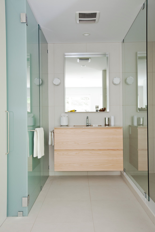 Großes Modernes Badezimmer En Suite mit Unterbauwaschbecken, flächenbündigen Schrankfronten, hellen Holzschränken, Quarzwerkstein-Waschtisch, Toilette mit Aufsatzspülkasten, beigen Fliesen, Porzellanfliesen und Porzellan-Bodenfliesen in Vancouver