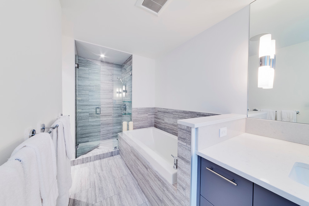 Großes Modernes Badezimmer En Suite mit Einbauwaschbecken, schwarzen Schränken, Badewanne in Nische, Eckdusche und weißer Wandfarbe in Vancouver