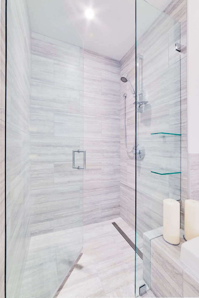 Diseño de cuarto de baño principal contemporáneo grande con ducha esquinera, baldosas y/o azulejos grises, bañera empotrada y paredes blancas
