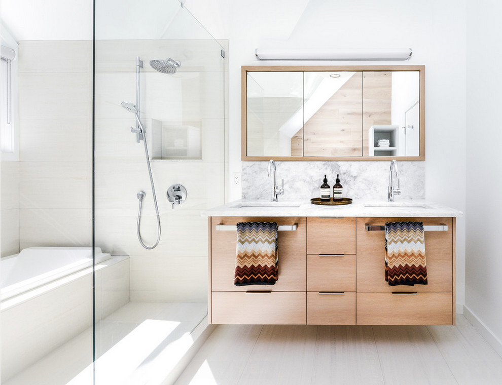 Источник вдохновения для домашнего уюта: ванная комната среднего размера в скандинавском стиле с накладной ванной, душем над ванной, бежевой плиткой, керамогранитной плиткой, полом из керамогранита, плоскими фасадами и светлыми деревянными фасадами