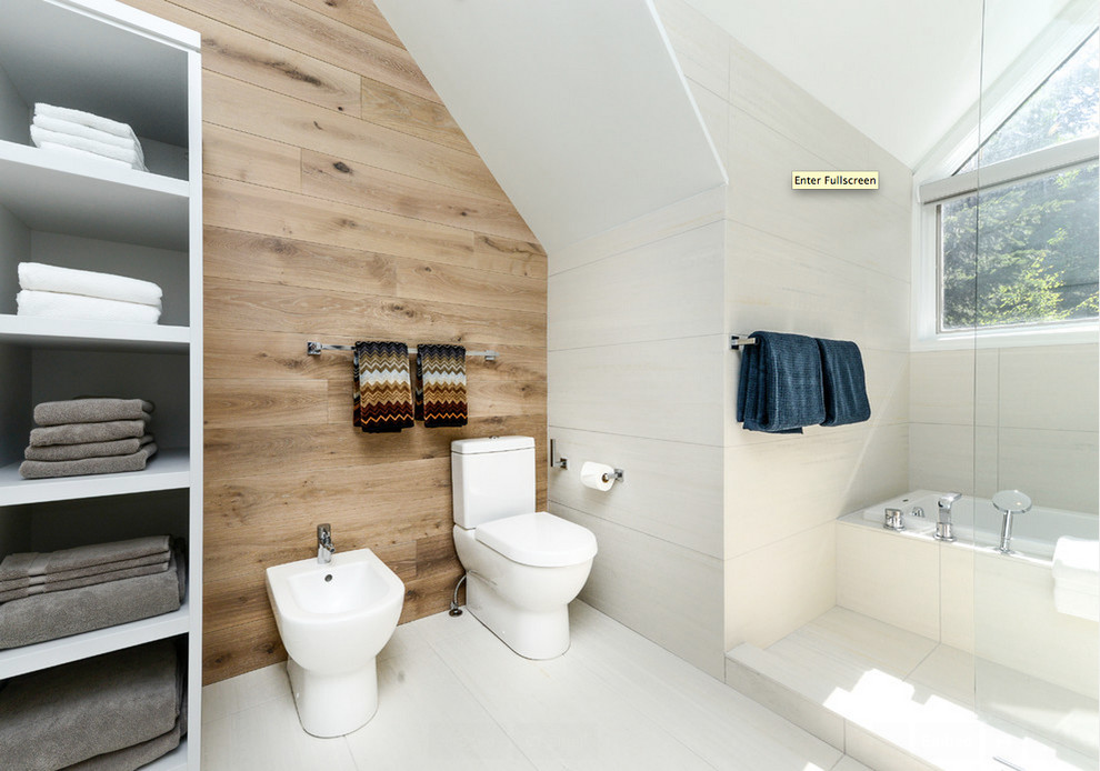 バンクーバーにある高級な中くらいな北欧スタイルのおしゃれなマスターバスルーム (ドロップイン型浴槽、シャワー付き浴槽	、ベージュのタイル、磁器タイル、磁器タイルの床、オープンシェルフ、白いキャビネット、分離型トイレ) の写真