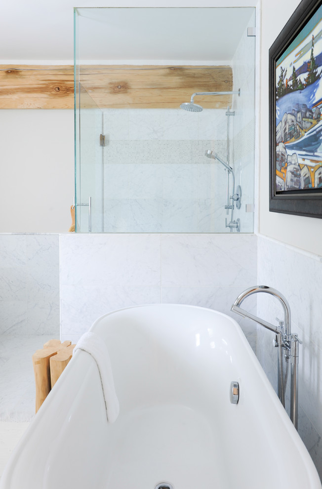 Inredning av ett klassiskt stort en-suite badrum, med skåp i shakerstil, vita skåp, ett fristående badkar, vit kakel, marmorkakel, marmorgolv och marmorbänkskiva